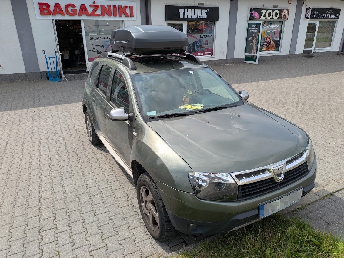 Dacia Duster z boxem Thule Force 3 S - gotowy do drogi